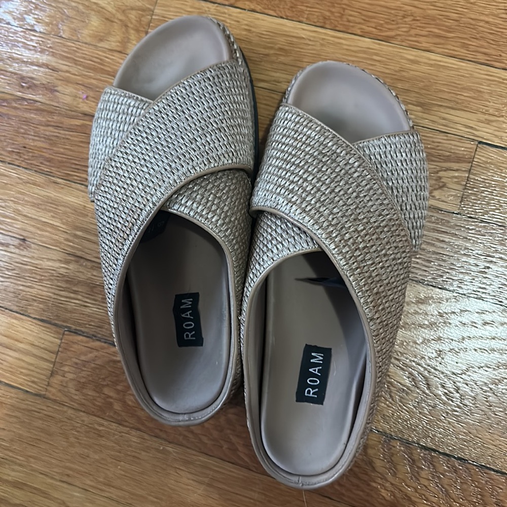 ROAM Cross Stack Raffia Platform Sandals - Picture 3 of 4